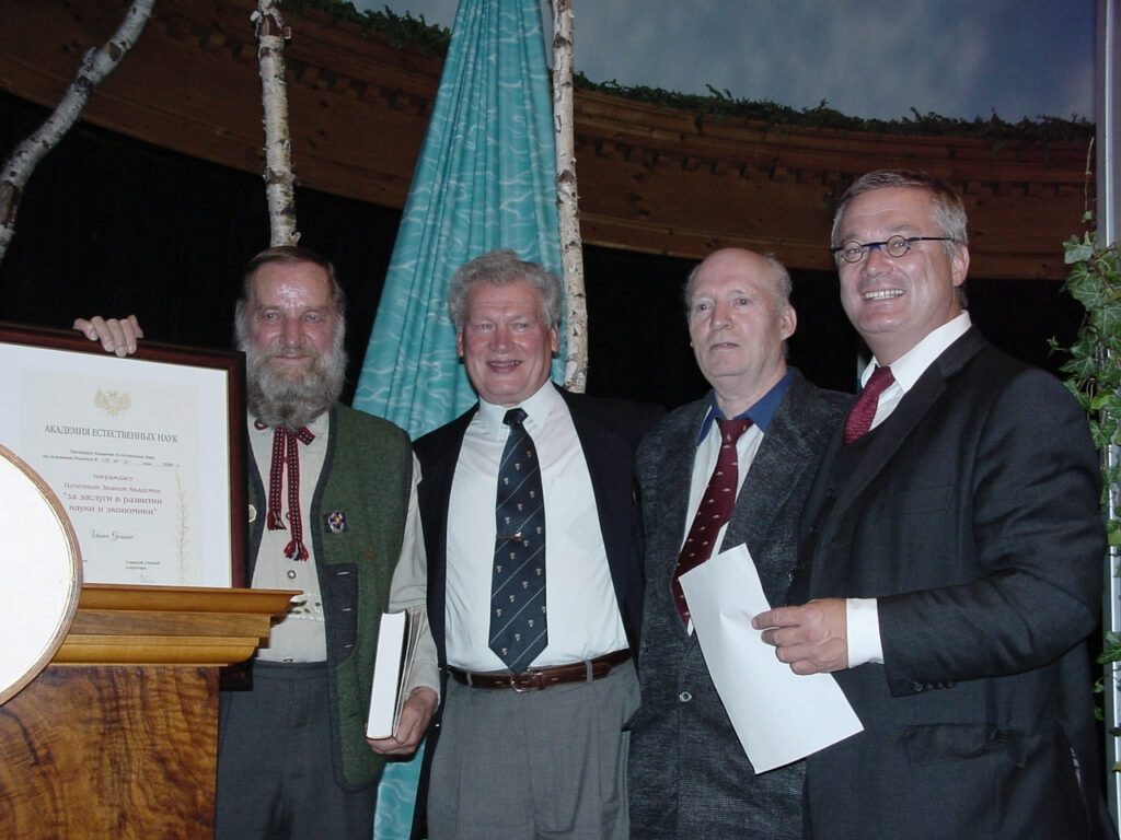 Johann Grander fut maintes fois distingué et honoré pour ses mérites et son œuvre. Ci-dessus, le 13/09/2000, cérémonie de remise de prix par l'Académie Russe de Sciences.